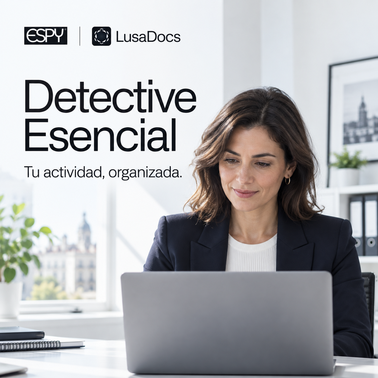 Detective Esencial de LusaDocs: un profesional organiza sus expedientes y documentos.